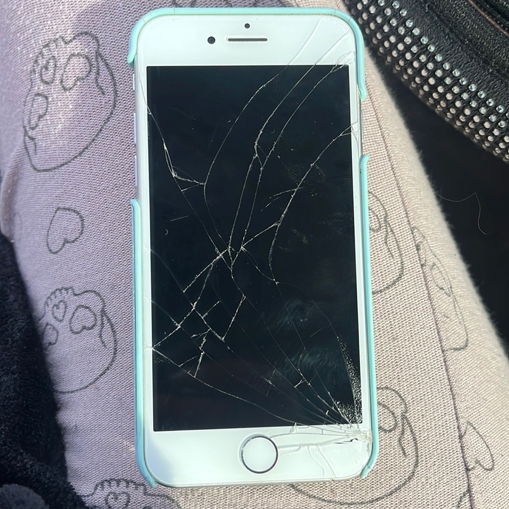 iPhone 8 Cracked Screen Works Perfect